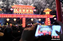 （新春走基层）内蒙古乡村“绕九曲”点亮元宵夜：365盏灯里的凡人祈愿